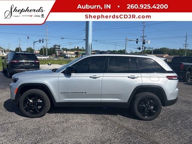 Used 2023 Silver Jeep Limited image 1