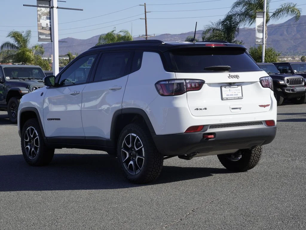 New 2026 Bright White Clear-Coat Exterior Paint Jeep Trailhawk image 5