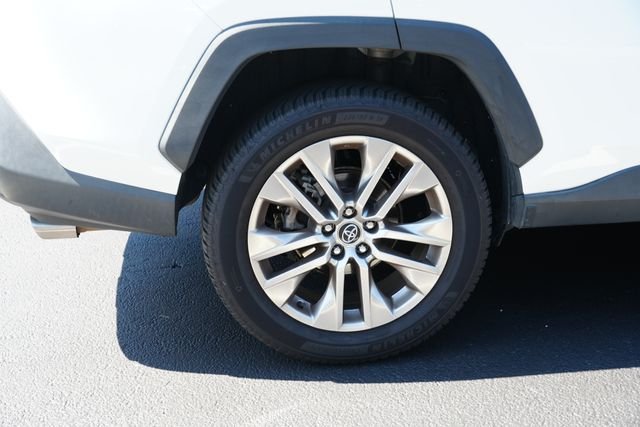 Used 2020 White Toyota XLE Premium image 14