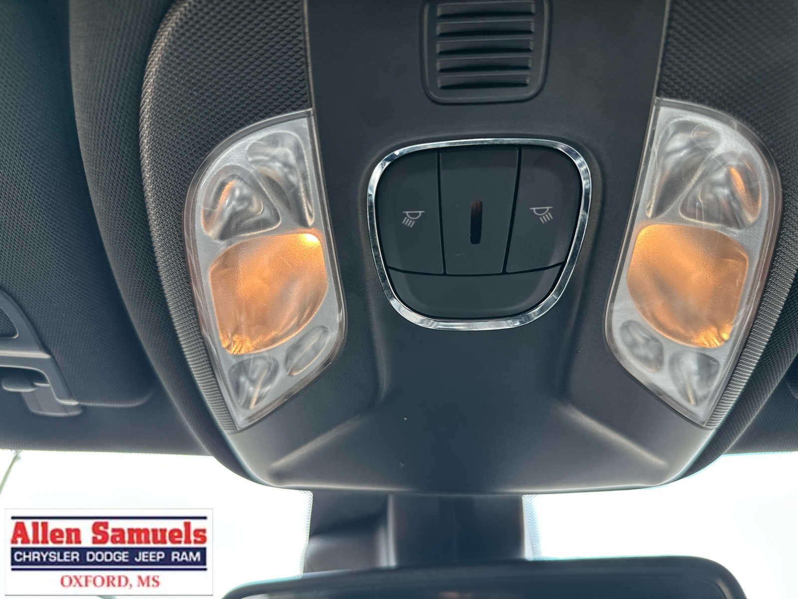 Used 2024 Sting-Gray Clearcoat Jeep Latitude image 31