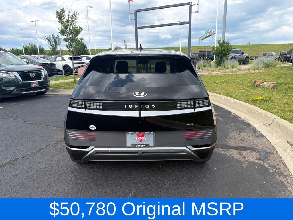Used 2023 Black Hyundai SE image 6