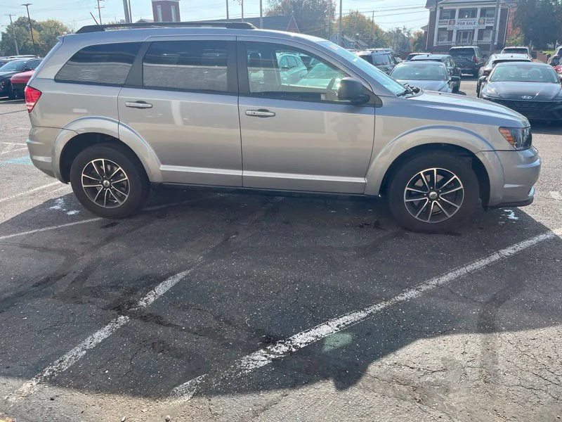 Used 2018 Silver Dodge SE image 4