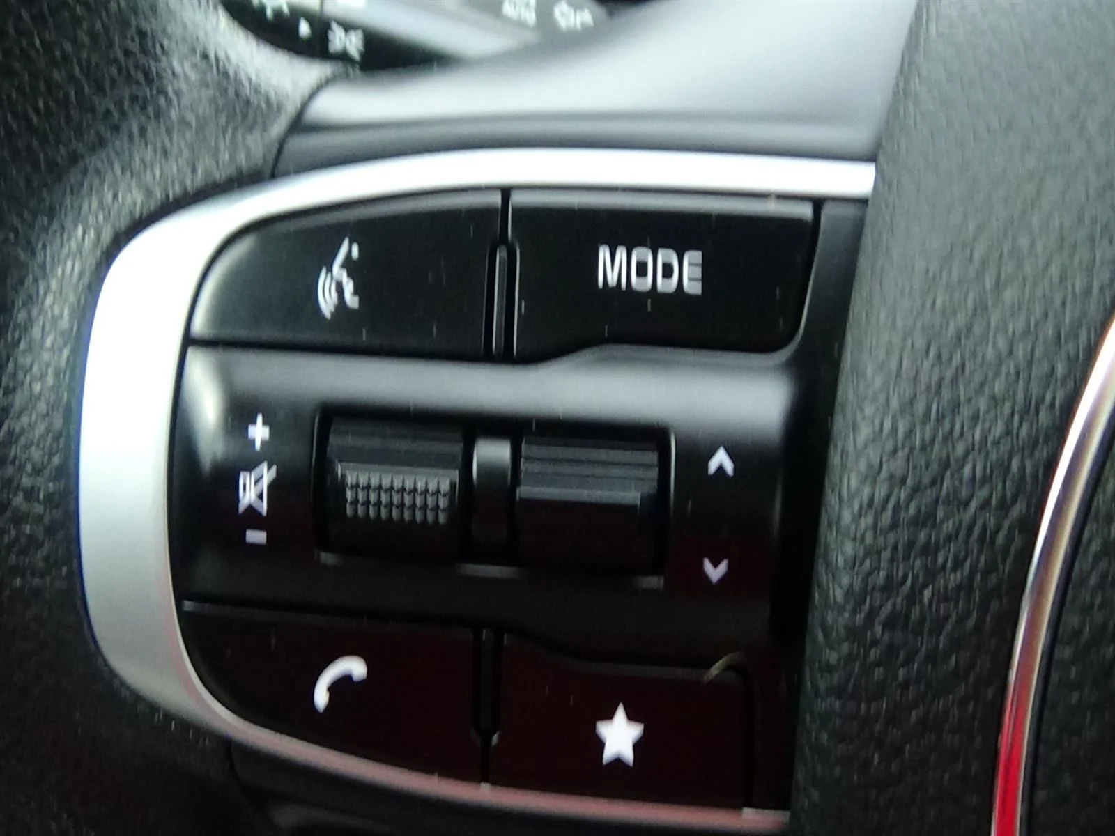 Used 2025 Snow White Kia LXS image 19