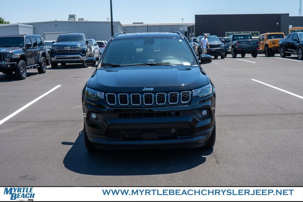 Used 2025 Diamond Black Crystal Pearlcoat Jeep Latitude image 9