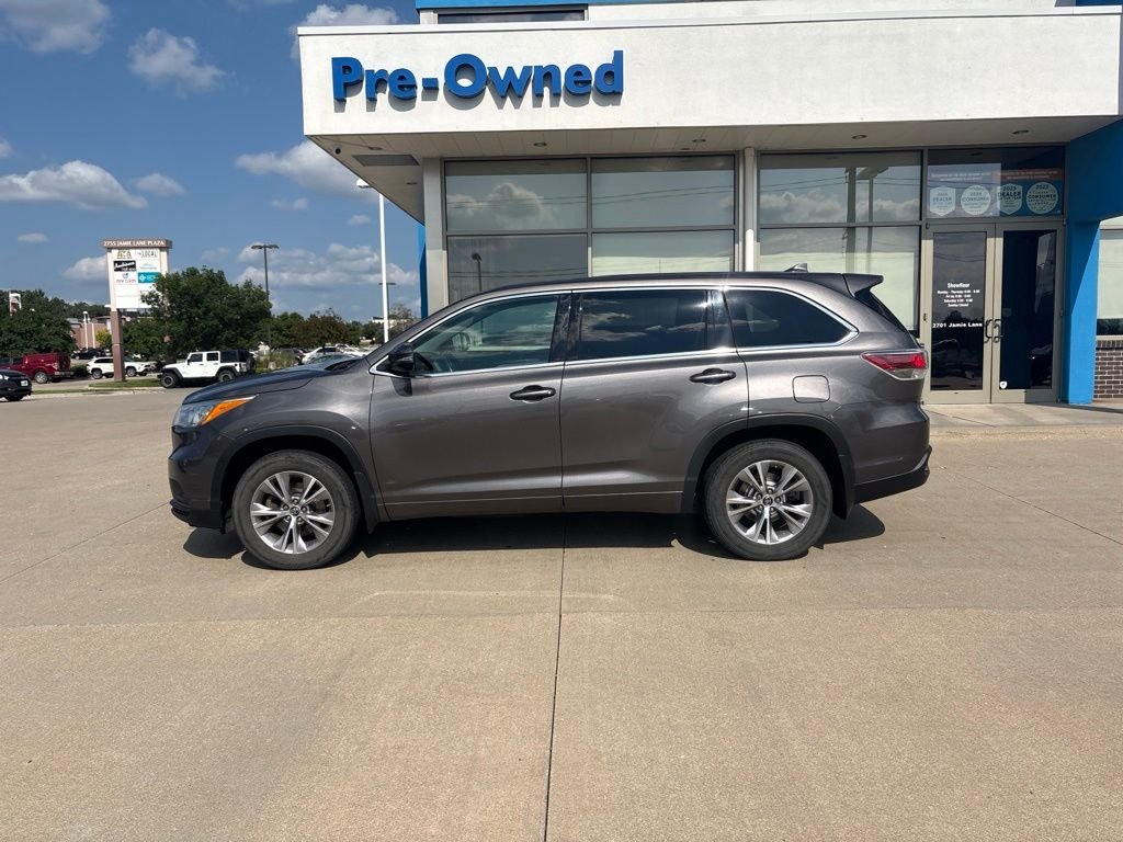 Used 2016 Gray Toyota LE V6 image 8