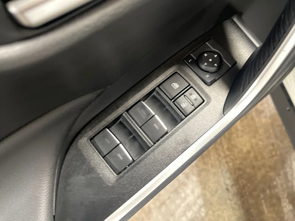 2025 Toyota RAV4 XLE - Photo 15