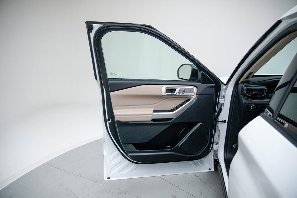 Used 2023 White Ford Limited image 22