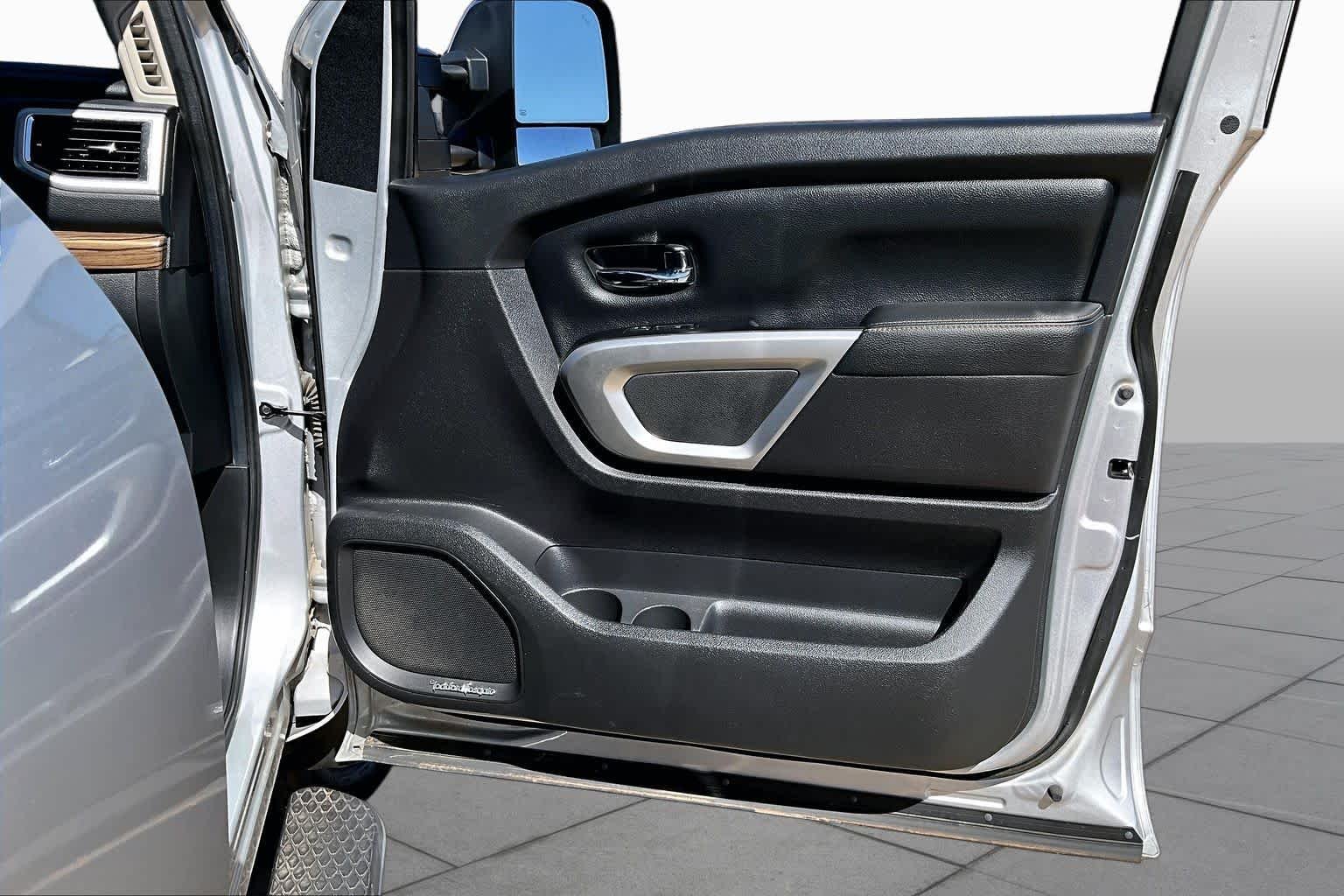 Used 2017 Brilliant Silver Nissan SL image 26
