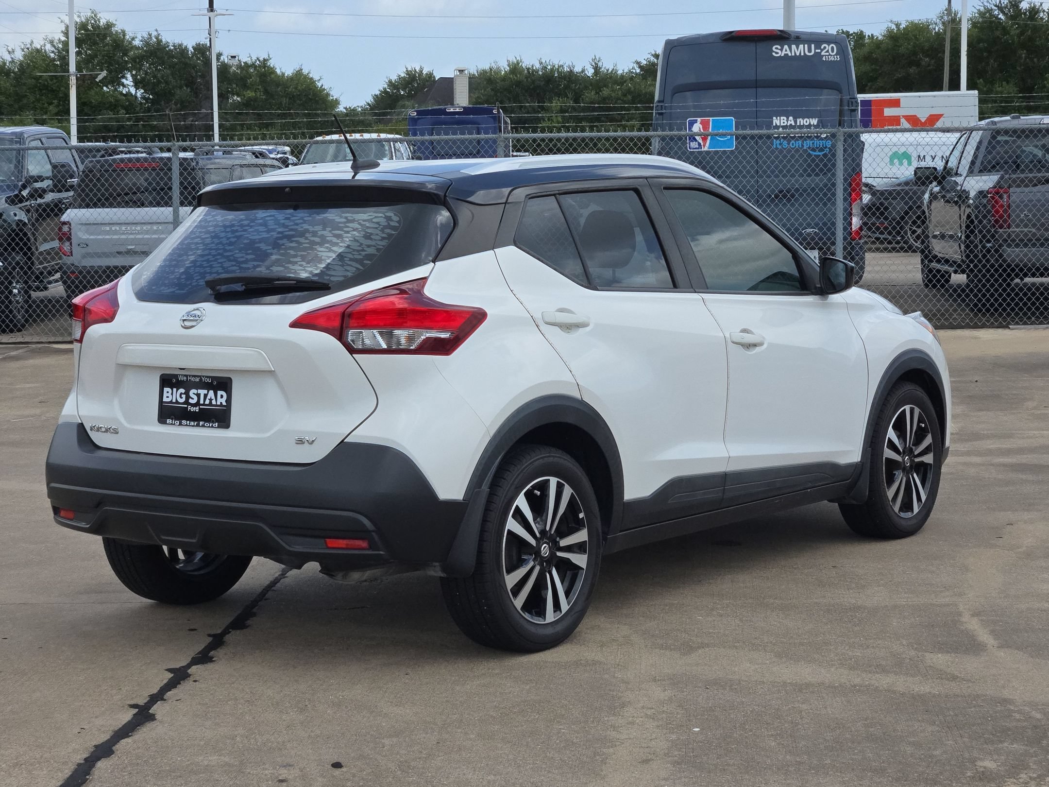 Used 2018 Aspen White / Super Black Nissan SV image 3