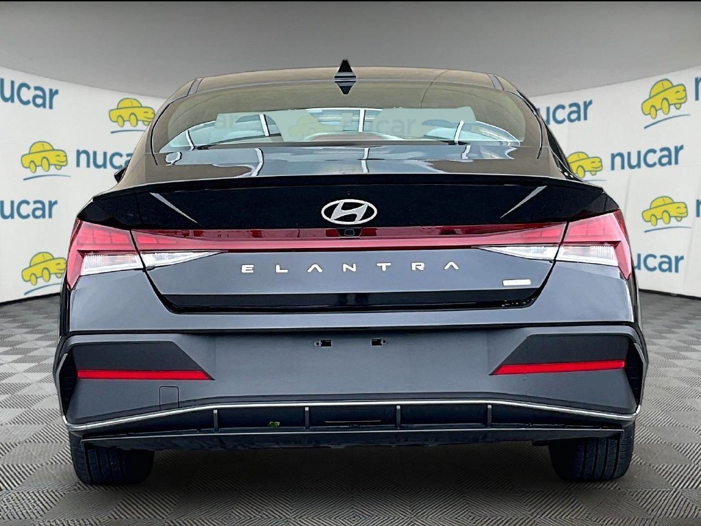 Used 2025 Black Hyundai SEL Sport image 5
