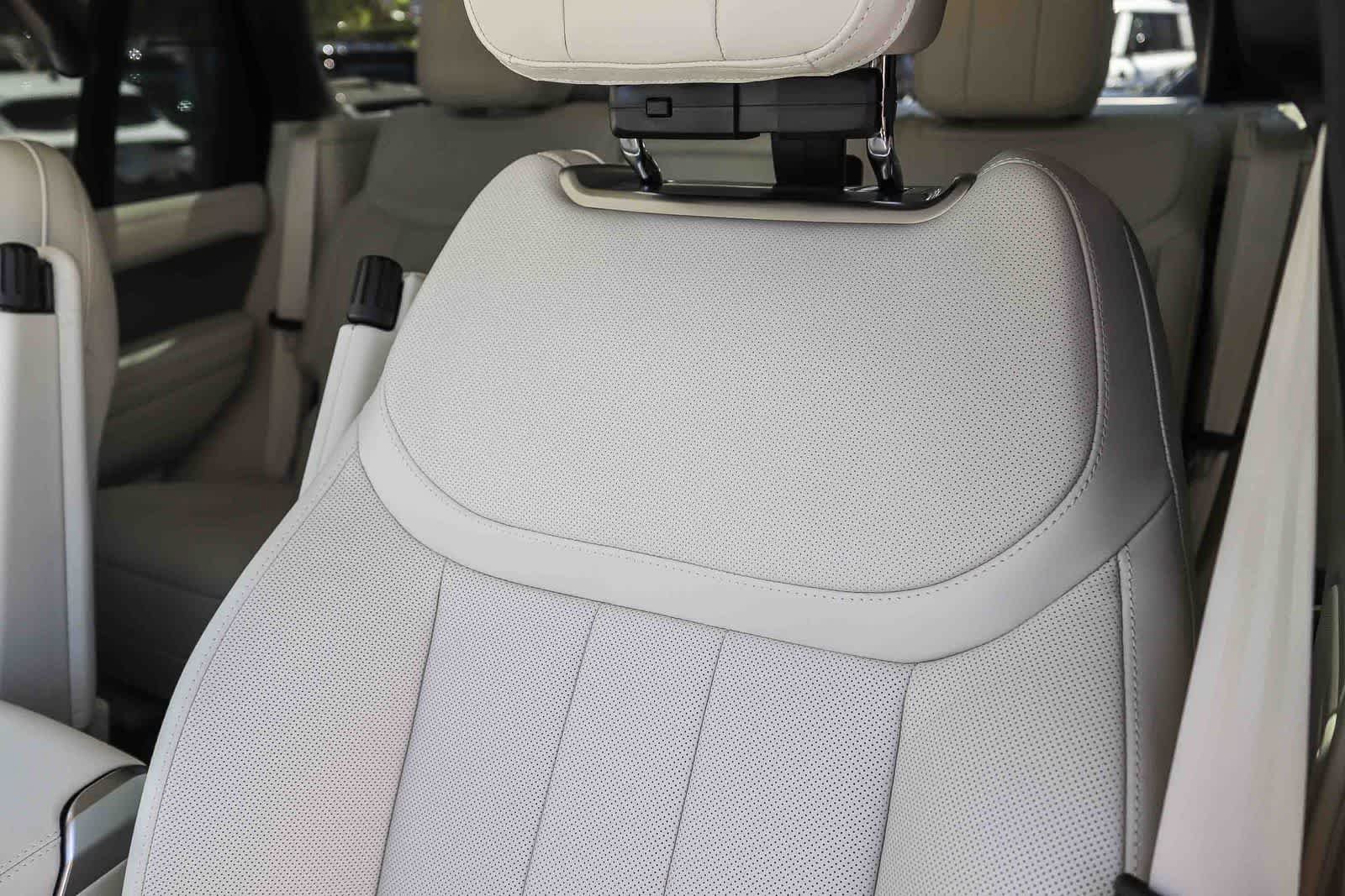 New 2026 Fuji White Land Rover SE image 26