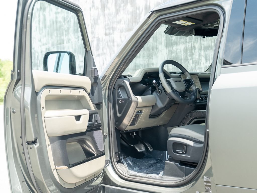 Used 2025 Green Land Rover OCTA image 10