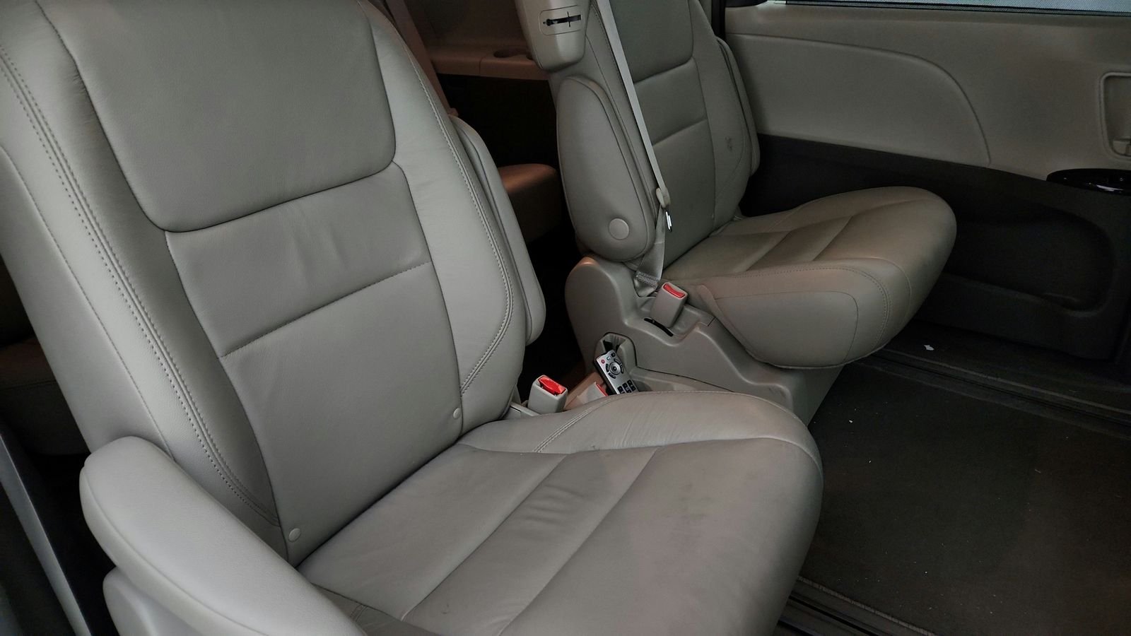 Used 2019 Beige Toyota XLE Premium image 44