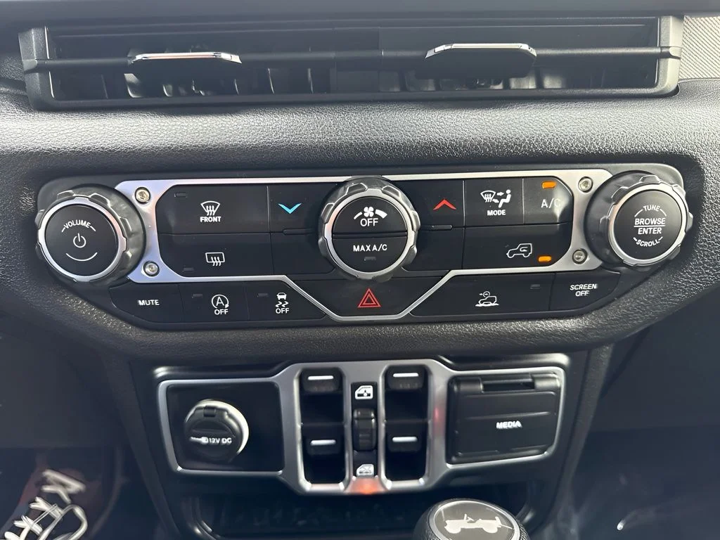 Used 2025 White Jeep Sport S image 17