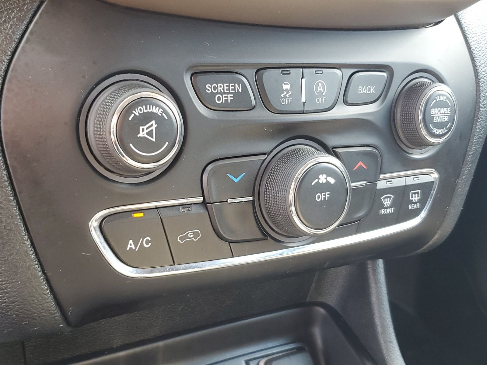 Used 2015 Silver Jeep Latitude image 11