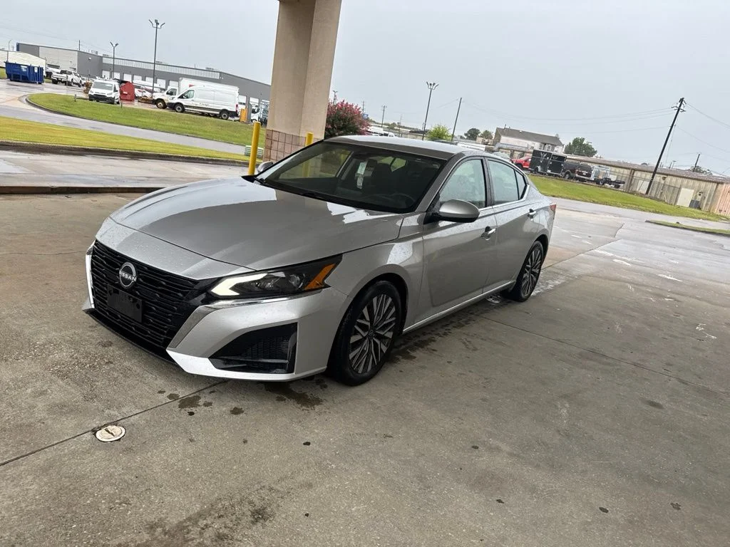 Certified Used 2023 Silver Nissan 2.5 SV image 5