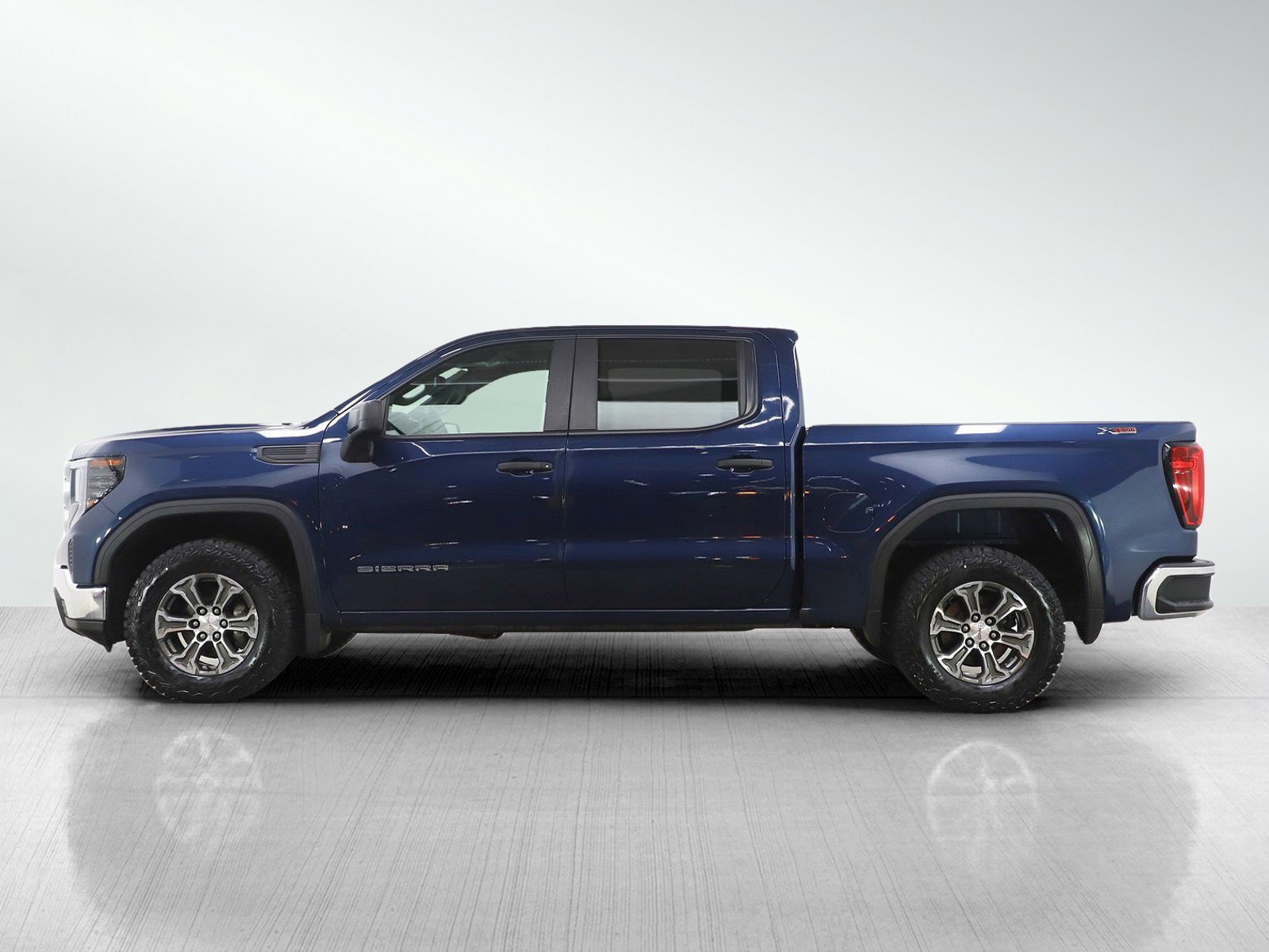 Used 2022 GMC Sierra 1500 Base with VIN 1GTUUAED8NZ573657 for sale in Roseville, Minnesota