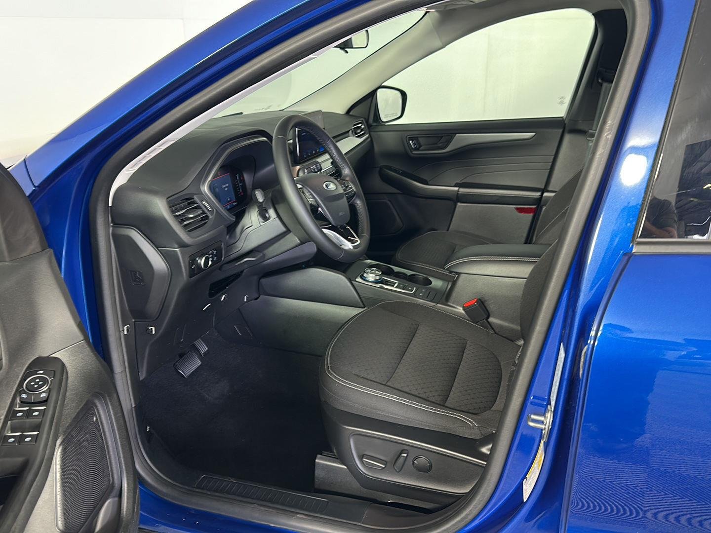 Used 2023 Atlas Blue Ford Active image 10