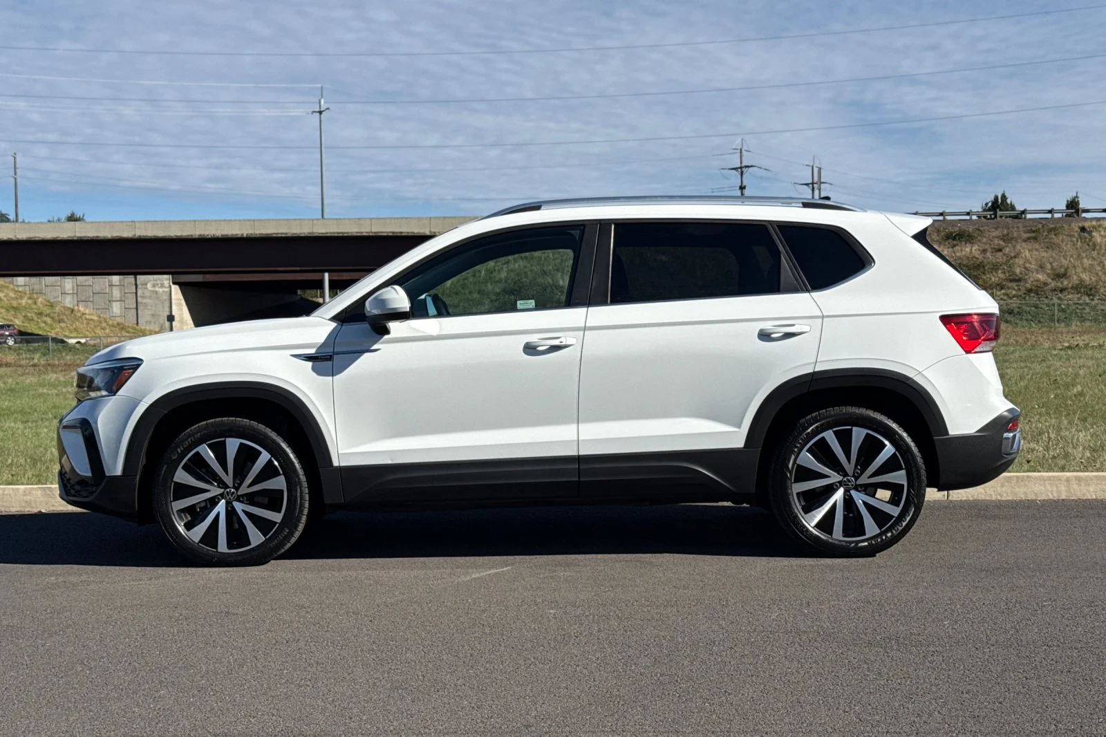 Used 2022 White Volkswagen 1.5T SE image 6