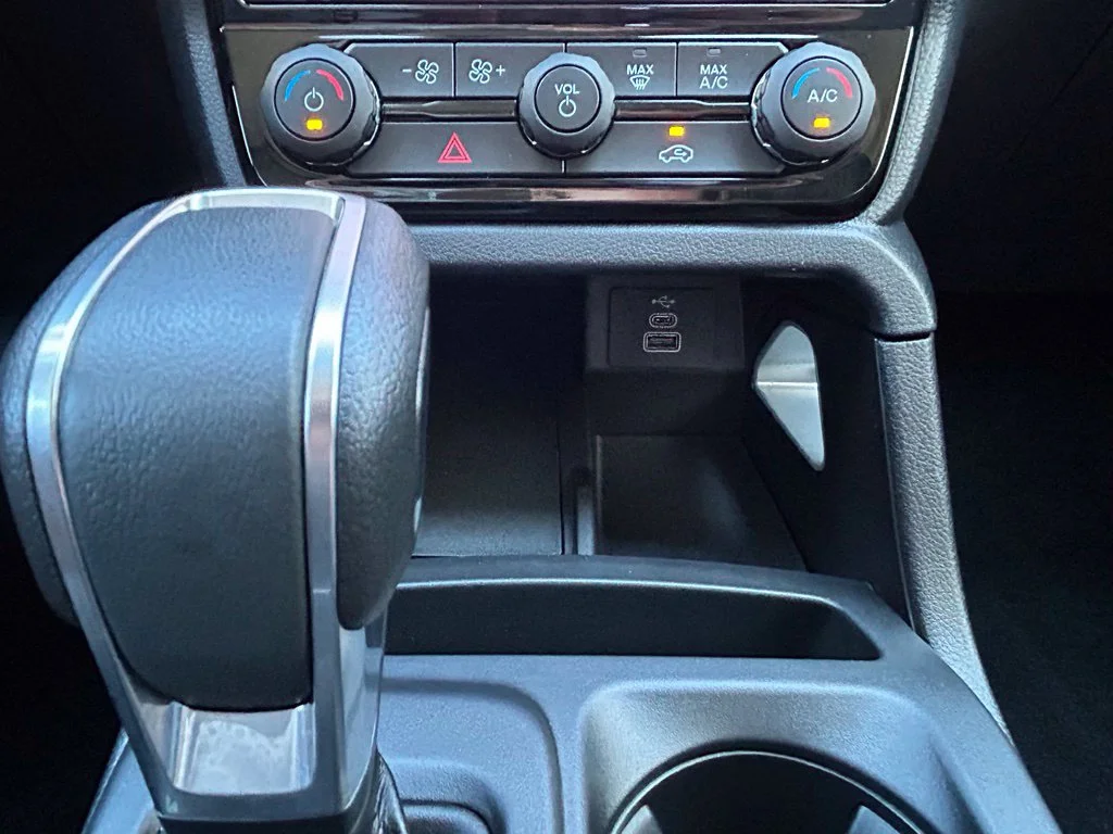 Certified Used 2025 Oxford White Ford Lariat image 20