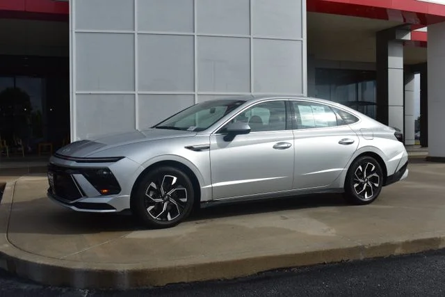 Used 2025 Silver Hyundai SEL image 2