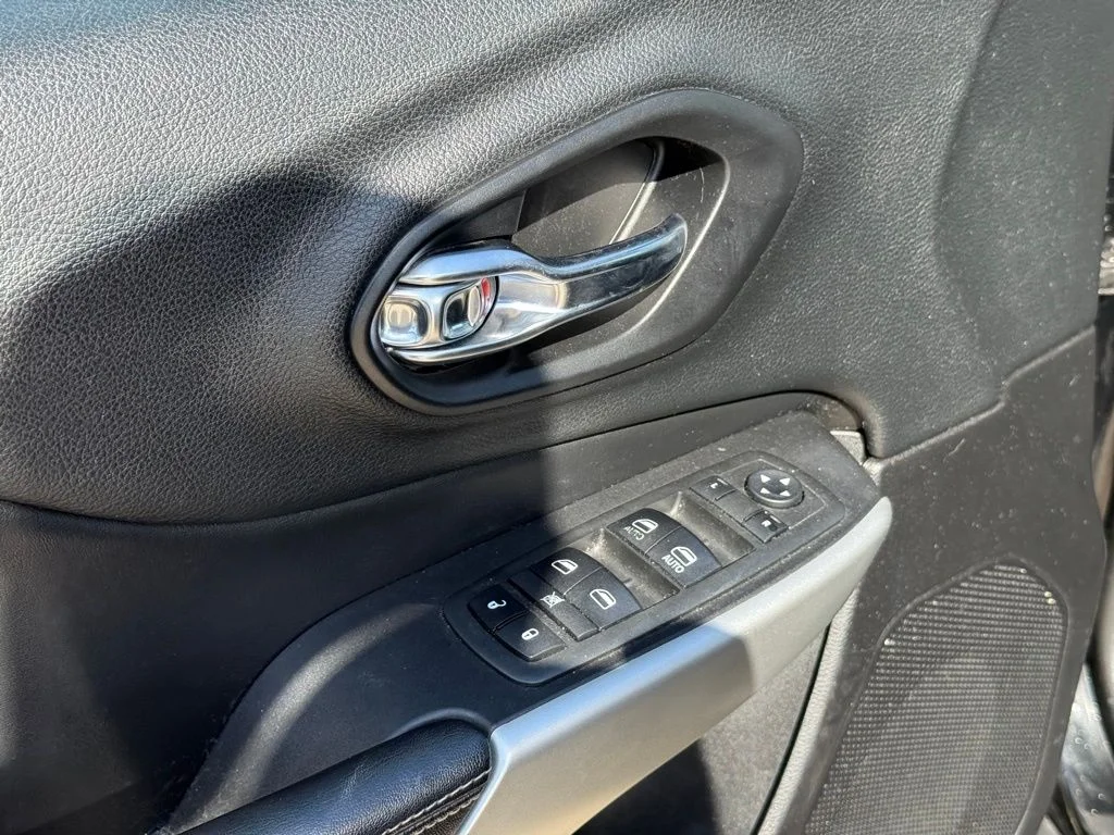 Used 2018 Black Jeep Latitude Plus image 11