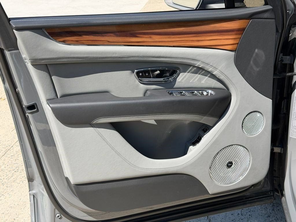 Used 2025 Gravity Gray Bentley Azure image 15