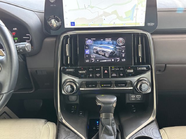 Used 2024 Silver Lexus 600 Luxury image 3