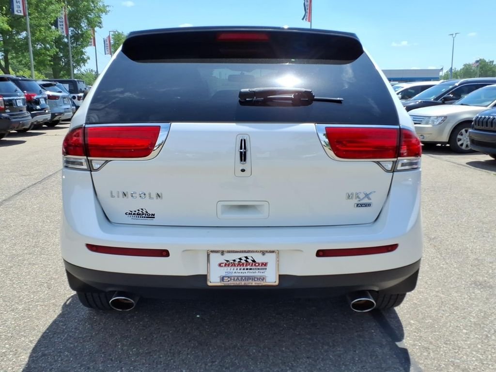 Used 2015 White Lincoln Base image 8