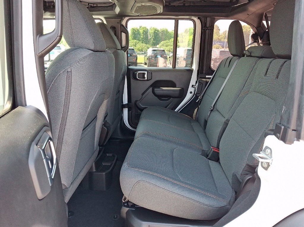 Used 2025  Jeep Sport S 4xe image 7