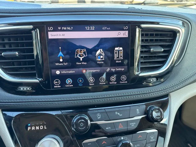 Used 2020 Silver Chrysler Limited image 29