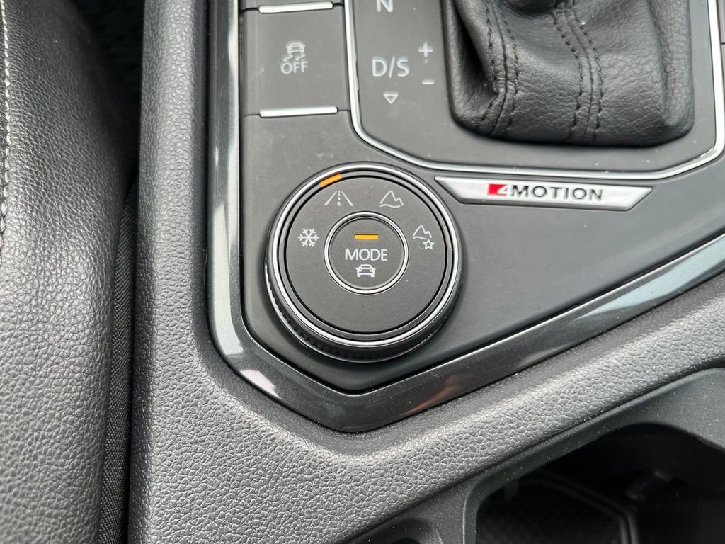 Used 2018 Black Volkswagen 2.0T SEL image 15