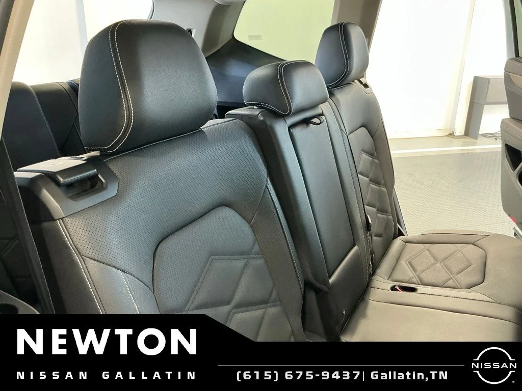 Used 2025 White Volkswagen 2.0T SE w/Technology image 18