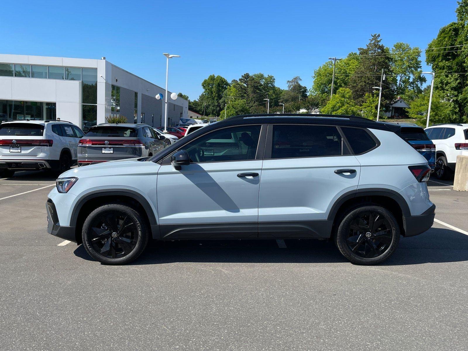 New 2026 Monument Gray w/Deep Black Roof Volkswagen SE Black image 2