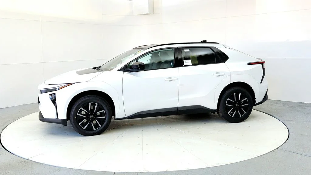 New 2026 Wind Chill Pearl Toyota XLE image 3