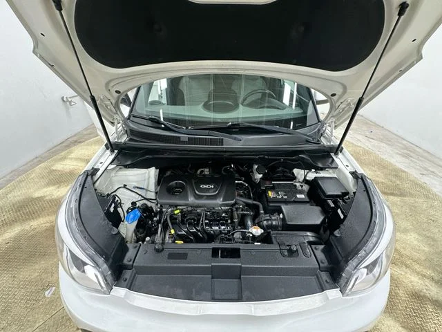 Used 2019 White Kia Base image 17