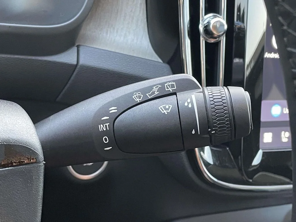 2025 Volvo XC40 Core - Photo 13