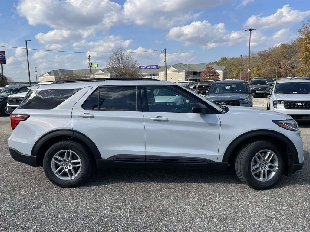 New 2026 Space White Metallic Ford Active image 2