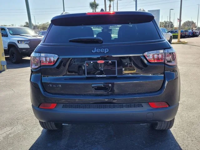 New 2026 Diamond Black Crystal Pearl-Coat Exterior Paint Jeep Latitude image 6