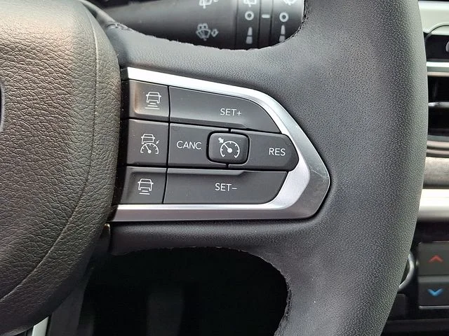 Used 2023 Black Jeep Latitude Lux image 22