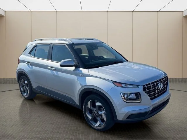Used 2022 Silver Hyundai SEL image 2