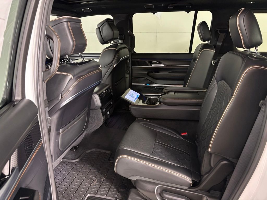 New 2026 Bright White Clear-Coat Exterior Paint Jeep Summit Reserve image 40