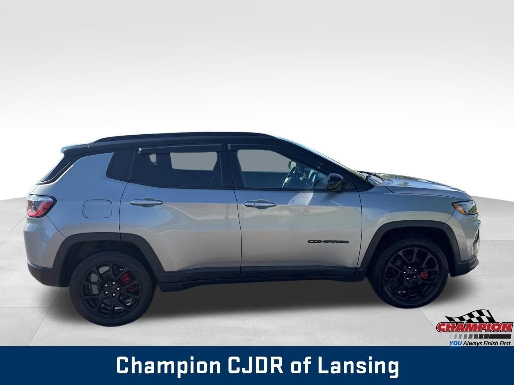 Used 2022 Silver Jeep Altitude image 9