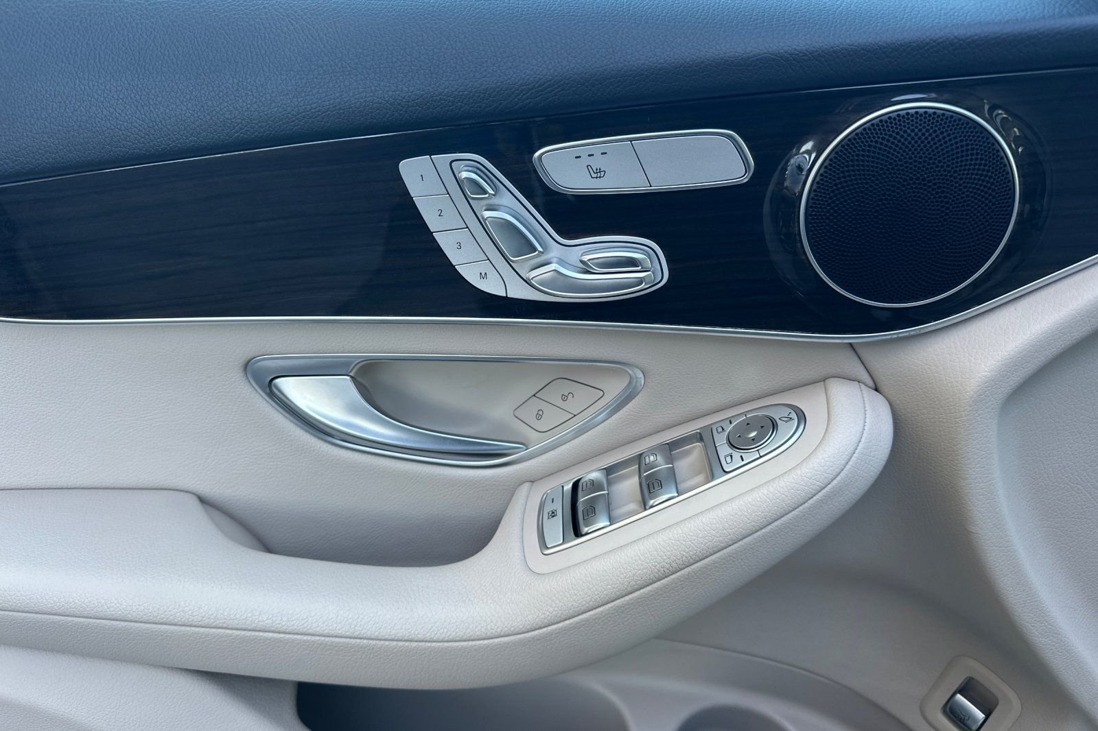 Used 2018 White Mercedes-Benz GLC 300 image 11