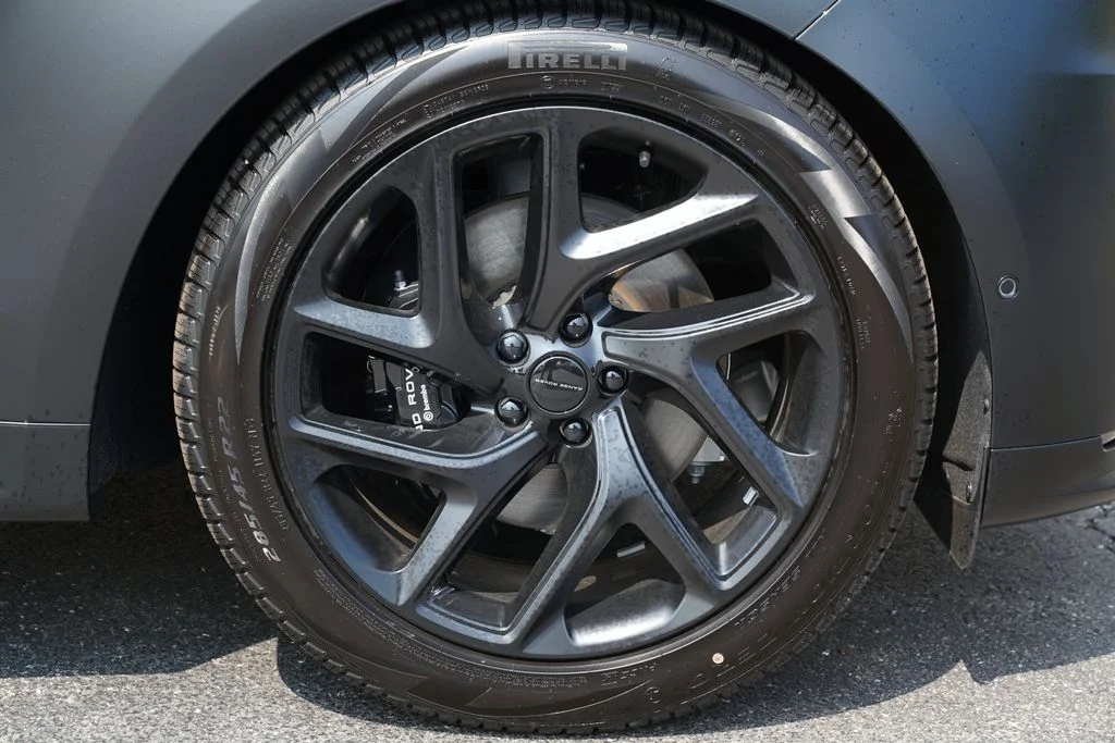 New 2026 Santorini Black Land Rover Dynamic SE image 9