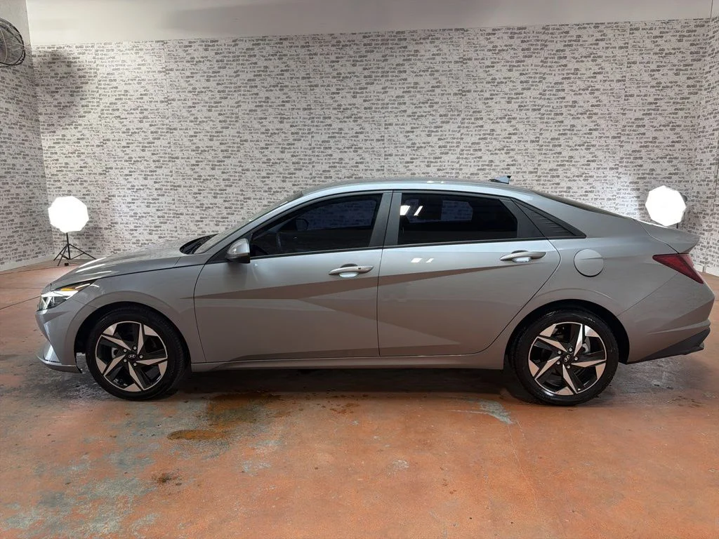 Used 2023 Fluid Metal Hyundai SEL image 4