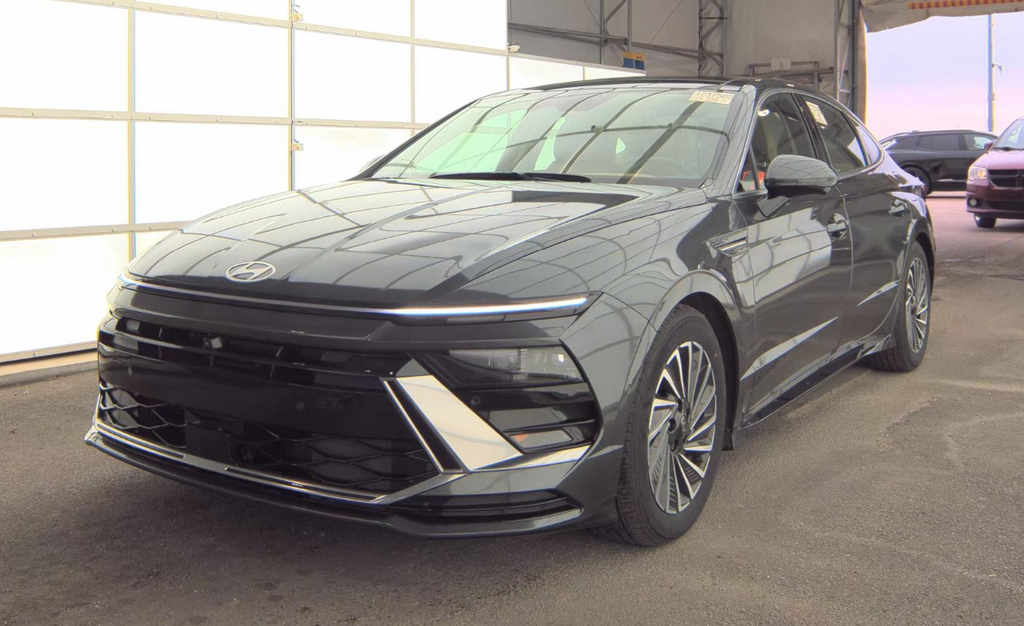 Used 2025 Gray Hyundai Limited image 1