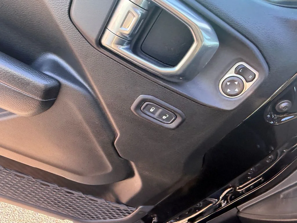 Used 2022 Black Jeep Altitude image 6