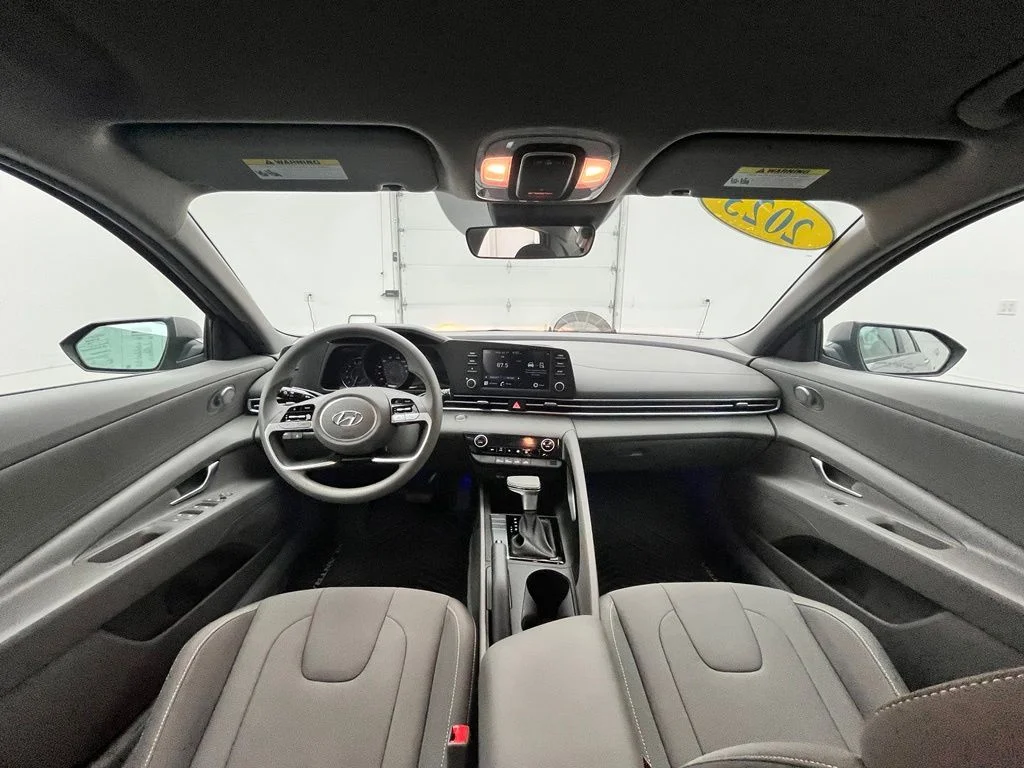 Used 2023 Silver Hyundai SEL image 4