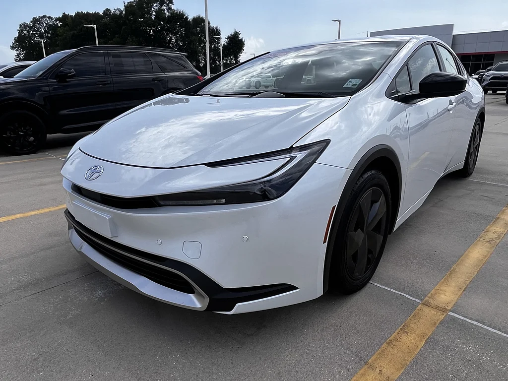 Certified Used 2025 Wind Chill Pearl Toyota SE image 7
